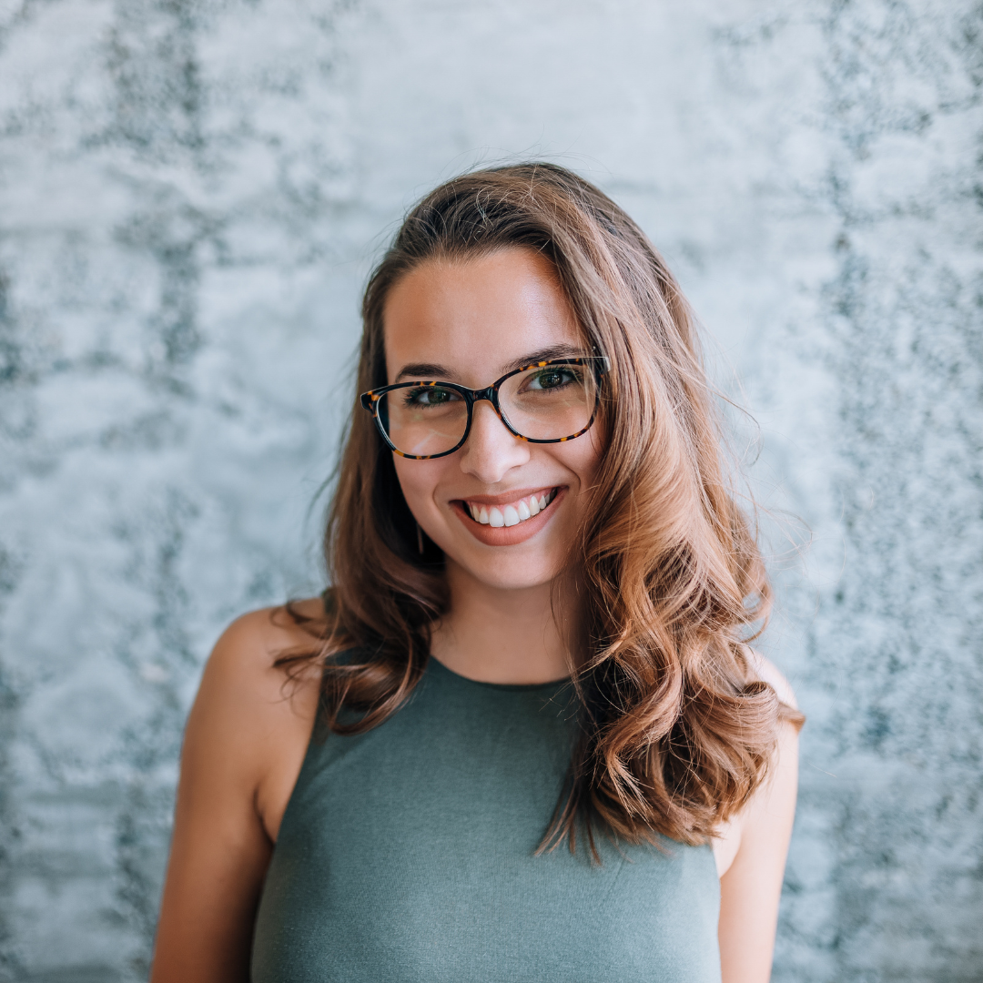 Woman wearing rounded glasses