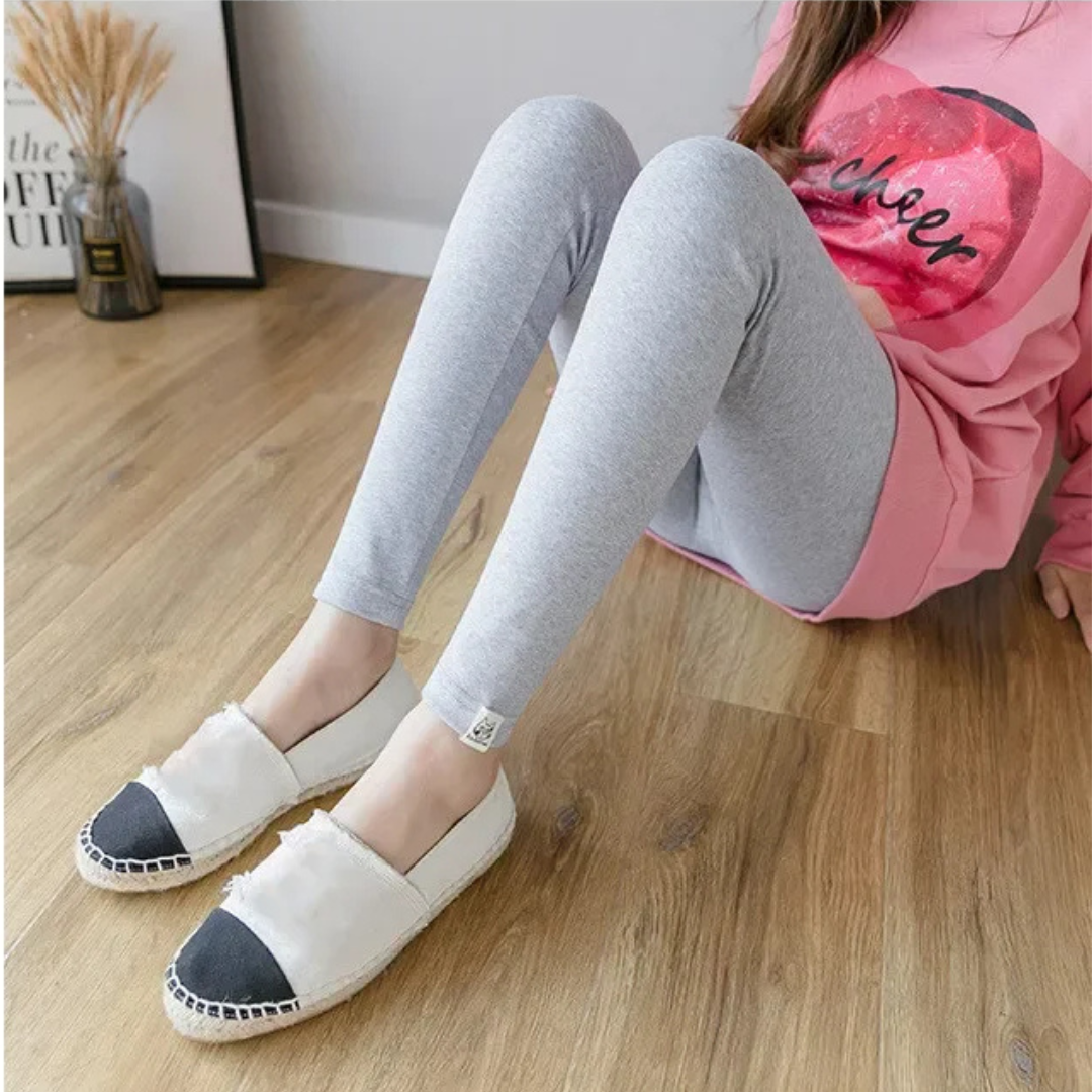 an image of the leggings adjustable waistband and breathable fabric in action.